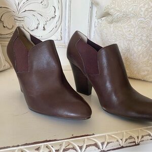 Ellen Tracy Brown Heeled Boots with Sleek Design